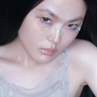 Lonely Queen and the World